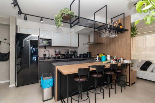 Compra apartamento mobiliado com 2 quartos, 1 suíte, closet, quintal e permite animais de estimação. — Cozinha