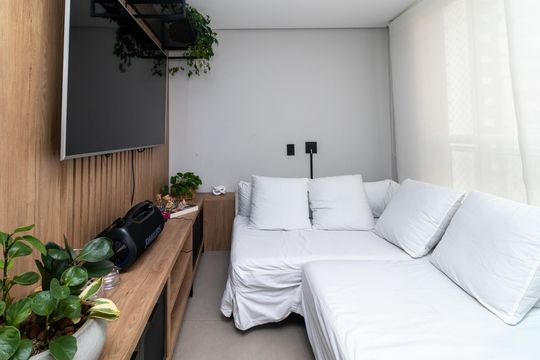 Compra apartamento mobiliado com 2 quartos, 1 suíte, closet, quintal e permite animais de estimação. — Sala