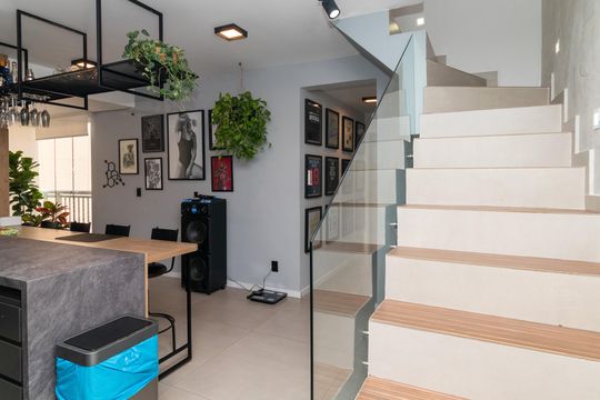 Compra apartamento mobiliado com 2 quartos, 1 suíte, closet, quintal e permite animais de estimação. — Cozinha
