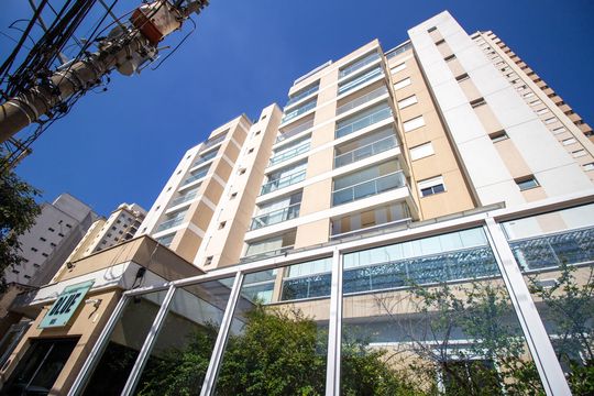 Compra apartamento mobiliado com 2 quartos, 1 suíte, closet, quintal e permite animais de estimação. — Fachada