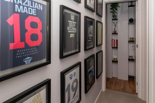 Compra apartamento mobiliado com 2 quartos, 1 suíte, closet, quintal e permite animais de estimação. — Corredor