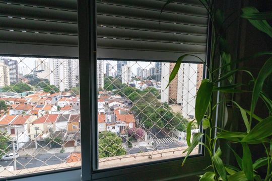 Compra apartamento mobiliado com 2 quartos, 1 suíte, closet, quintal e permite animais de estimação. — Vista da janela do Quarto