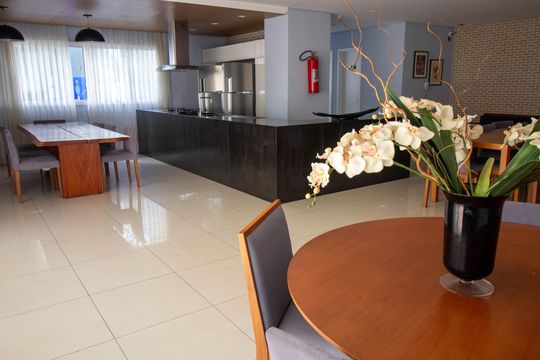 Compra apartamento mobiliado com 2 quartos, 1 suíte, closet, quintal e permite animais de estimação. — Área comum - Salão de Festas