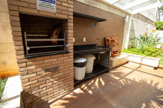 Compra apartamento mobiliado com 2 quartos, 1 suíte, closet, quintal e permite animais de estimação. — Área comum - Churrasqueira