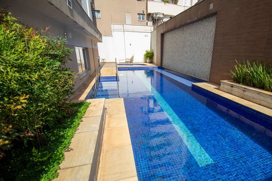 Compra apartamento mobiliado com 2 quartos, 1 suíte, closet, quintal e permite animais de estimação. — Área comum - Piscina