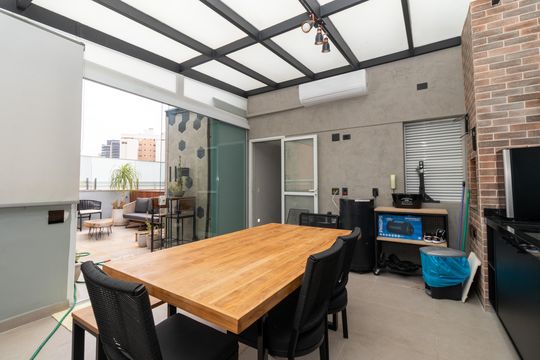 Compra apartamento mobiliado com 2 quartos, 1 suíte, closet, quintal e permite animais de estimação. — Cobertura