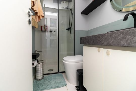 Compra apartamento mobiliado com 2 quartos, 1 suíte, closet, quintal e permite animais de estimação. — Banheiro