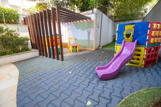 Compra apartamento mobiliado com 2 quartos, 1 suíte, closet, quintal e permite animais de estimação. — Área comum - Playground