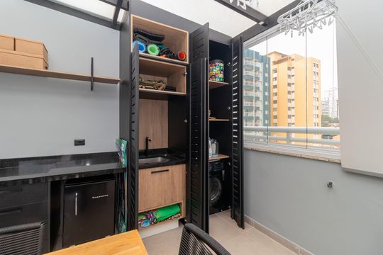 Compra apartamento mobiliado com 2 quartos, 1 suíte, closet, quintal e permite animais de estimação. — Área de Serviço