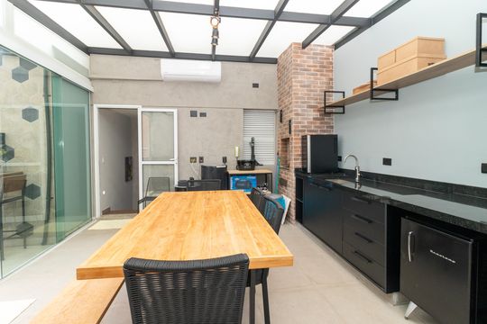 Compra apartamento mobiliado com 2 quartos, 1 suíte, closet, quintal e permite animais de estimação. — Cobertura