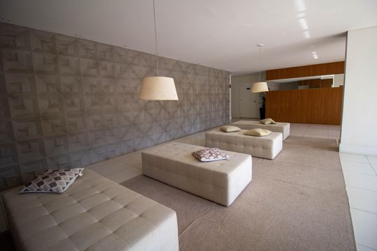 Compra apartamento mobiliado com 2 quartos, 1 suíte, closet, quintal e permite animais de estimação. — Área comum - Hall