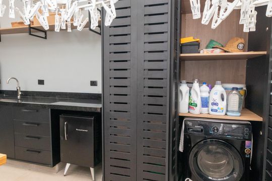 Compra apartamento mobiliado com 2 quartos, 1 suíte, closet, quintal e permite animais de estimação. — Área de Serviço