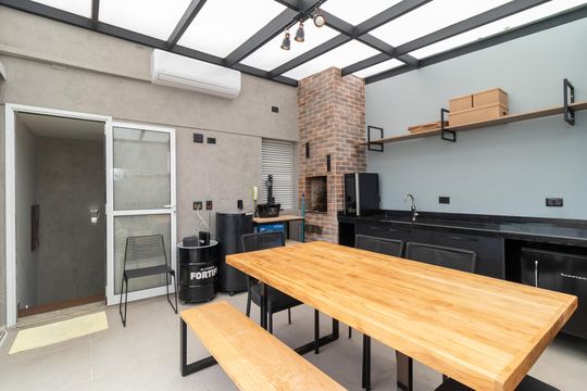 Compra apartamento mobiliado com 2 quartos, 1 suíte, closet, quintal e permite animais de estimação. — Cobertura