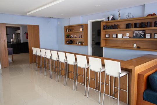 Compra apartamento mobiliado com 2 quartos, 1 suíte, closet, quintal e permite animais de estimação. — Área comum - Salão de Festas