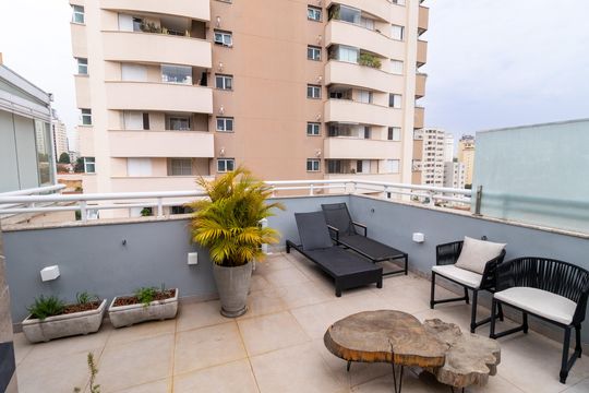 Compra apartamento mobiliado com 2 quartos, 1 suíte, closet, quintal e permite animais de estimação. — Cobertura