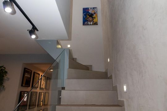 Compra apartamento mobiliado com 2 quartos, 1 suíte, closet, quintal e permite animais de estimação. — Acesso ao Andar Superior
