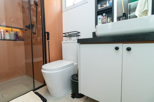Compra apartamento mobiliado com 2 quartos, 1 suíte, closet, quintal e permite animais de estimação. — Banheiro da Suíte