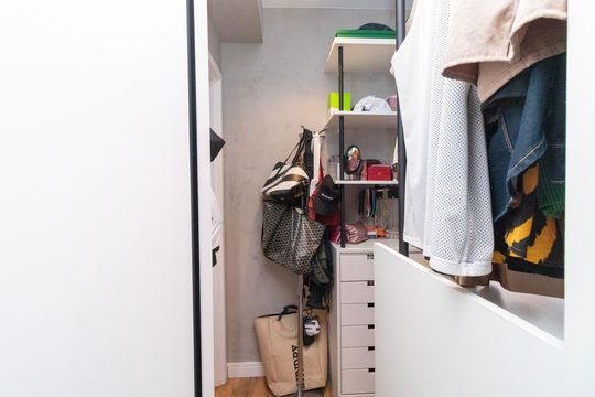Compra apartamento mobiliado com 2 quartos, 1 suíte, closet, quintal e permite animais de estimação. — Closet da Suíte