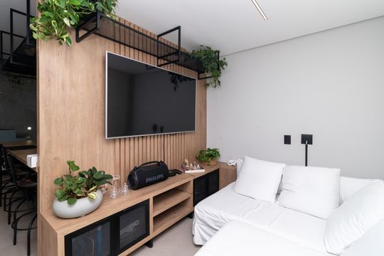 Compra apartamento mobiliado com 2 quartos, 1 suíte, closet, quintal e permite animais de estimação. — Sala