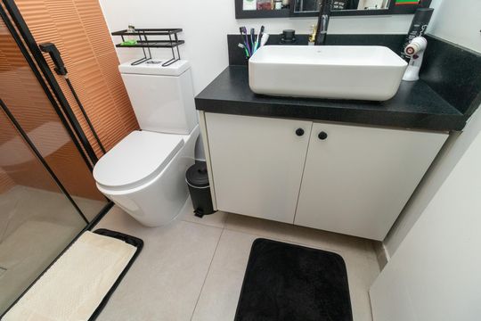 Compra apartamento mobiliado com 2 quartos, 1 suíte, closet, quintal e permite animais de estimação. — Banheiro da Suíte