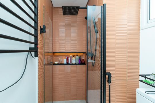 Compra apartamento mobiliado com 2 quartos, 1 suíte, closet, quintal e permite animais de estimação. — Banheiro da Suíte