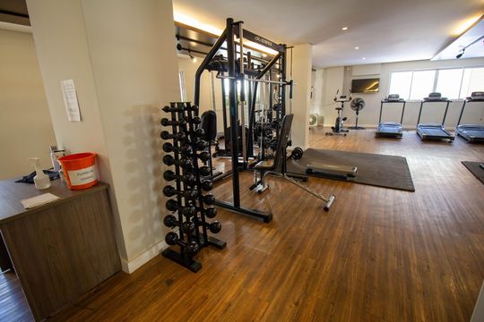 Compra apartamento mobiliado com 2 quartos, 1 suíte, closet, quintal e permite animais de estimação. — Área comum - Academia