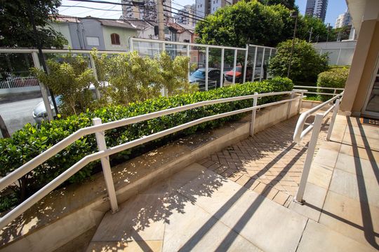 Compra apartamento mobiliado com 2 quartos, 1 suíte, closet, quintal e permite animais de estimação. — Rampa de Entrada