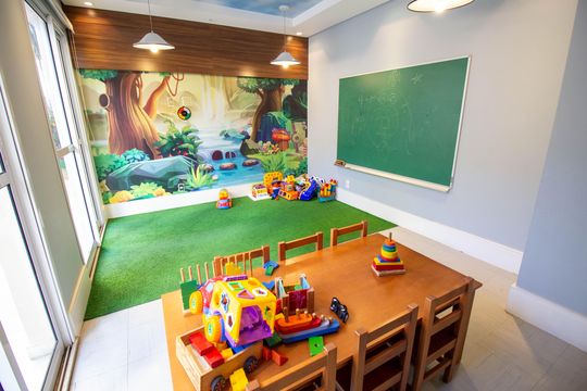 Compra apartamento mobiliado com 2 quartos, 1 suíte, closet, quintal e permite animais de estimação. — Área comum - Brinquedoteca