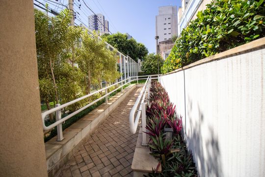 Compra apartamento mobiliado com 2 quartos, 1 suíte, closet, quintal e permite animais de estimação. — Rampa de Entrada