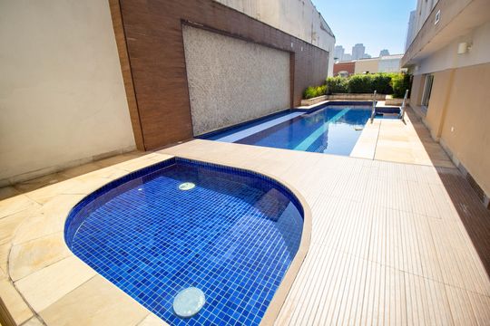Compra apartamento mobiliado com 2 quartos, 1 suíte, closet, quintal e permite animais de estimação. — Área comum - Piscina