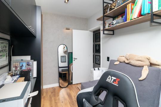 Compra apartamento mobiliado com 2 quartos, 1 suíte, closet, quintal e permite animais de estimação. — Quarto