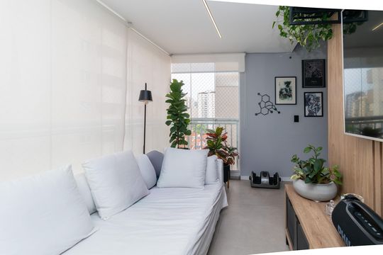 Compra apartamento mobiliado com 2 quartos, 1 suíte, closet, quintal e permite animais de estimação. — Sala