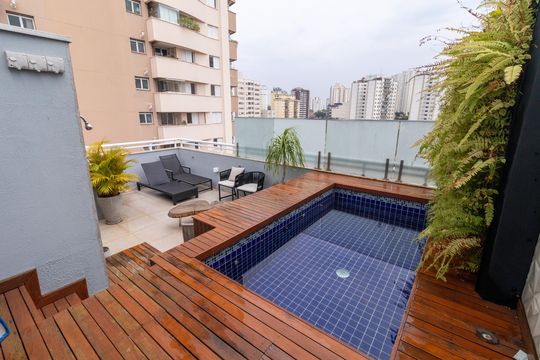 Compra apartamento mobiliado com 2 quartos, 1 suíte, closet, quintal e permite animais de estimação. — Cobertura