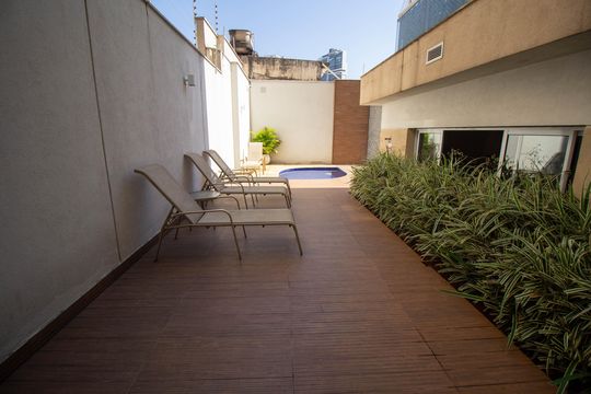 Compra apartamento mobiliado com 2 quartos, 1 suíte, closet, quintal e permite animais de estimação. — Área comum - Piscina