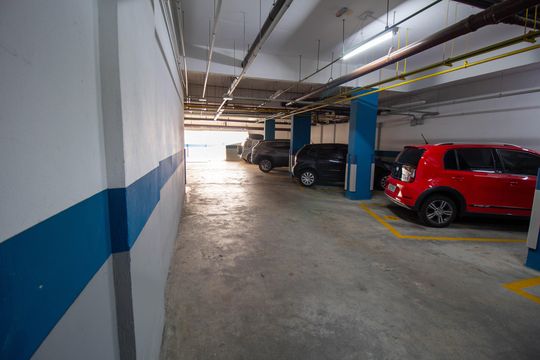 Compra apartamento mobiliado com 2 quartos, 1 suíte, closet, quintal e permite animais de estimação. — Garagem