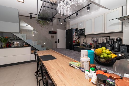 Compra apartamento mobiliado com 2 quartos, 1 suíte, closet, quintal e permite animais de estimação. — Cozinha