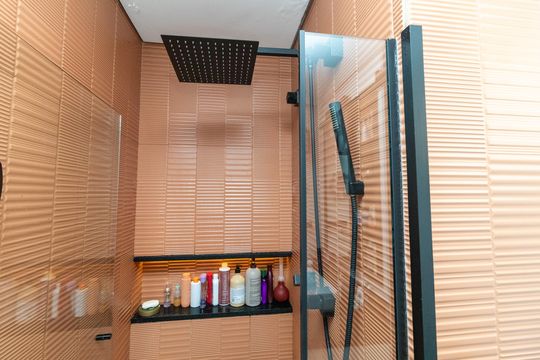 Compra apartamento mobiliado com 2 quartos, 1 suíte, closet, quintal e permite animais de estimação. — Banheiro da Suíte