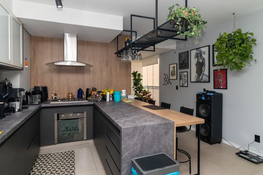 Compra apartamento mobiliado com 2 quartos, 1 suíte, closet, quintal e permite animais de estimação. — Cozinha