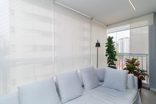 Compra apartamento mobiliado com 2 quartos, 1 suíte, closet, quintal e permite animais de estimação. — Sala