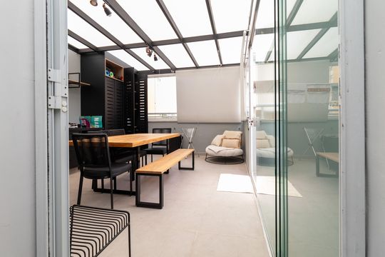 Compra apartamento mobiliado com 2 quartos, 1 suíte, closet, quintal e permite animais de estimação. — Cobertura