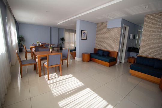 Compra apartamento mobiliado com 2 quartos, 1 suíte, closet, quintal e permite animais de estimação. — Área comum - Salão de Festas