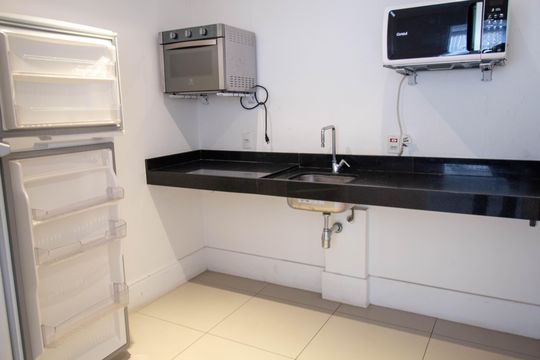 Compra apartamento mobiliado com 2 quartos, 1 suíte, closet, quintal e permite animais de estimação. — Área comum - Salão de Festas