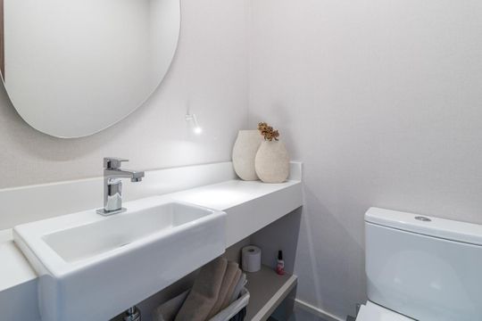 Apartamento em Perdizes com varanda, 2 suítes, mobiliado, ideal para comprar e aceitar animais. — Lavabo
