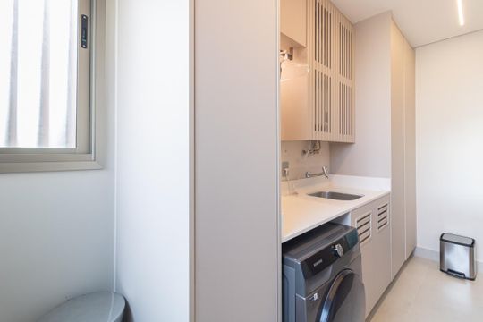 Apartamento em Perdizes com varanda, 2 suítes, mobiliado, ideal para comprar e aceitar animais. — Área de Serviço