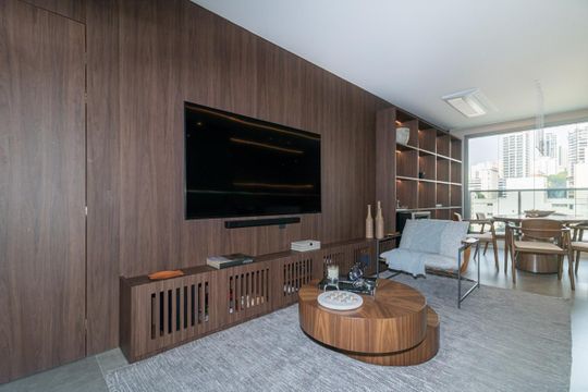 Apartamento em Perdizes com varanda, 2 suítes, mobiliado, ideal para comprar e aceitar animais. — Sala