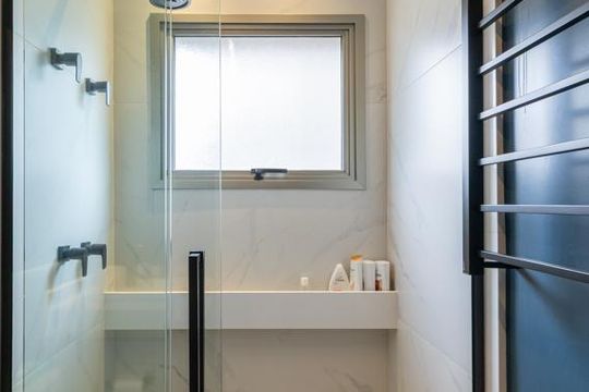 Apartamento em Perdizes com varanda, 2 suítes, mobiliado, ideal para comprar e aceitar animais. — Banheiro da Suíte 2