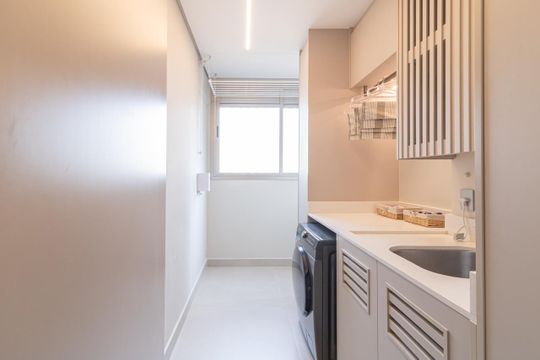 Apartamento em Perdizes com varanda, 2 suítes, mobiliado, ideal para comprar e aceitar animais. — Área de Serviço