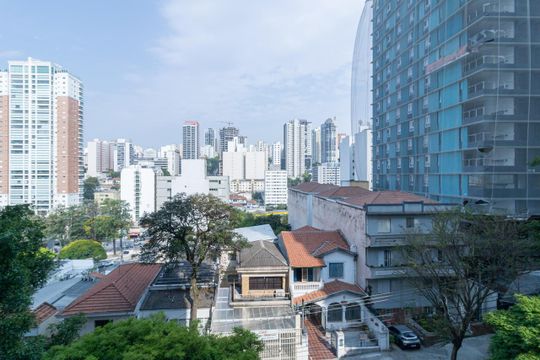 Apartamento em Perdizes com varanda, 2 suítes, mobiliado, ideal para comprar e aceitar animais. — Vista da Sala
