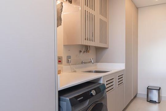 Apartamento em Perdizes com varanda, 2 suítes, mobiliado, ideal para comprar e aceitar animais. — Área de Serviço