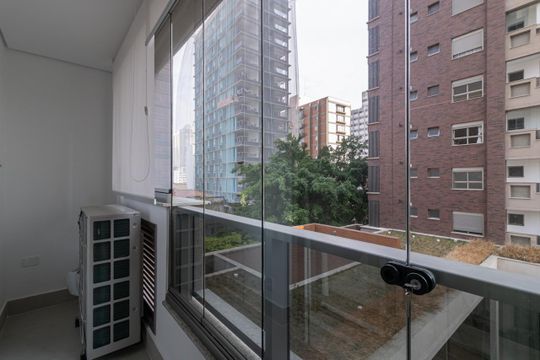 Apartamento em Perdizes com varanda, 2 suítes, mobiliado, ideal para comprar e aceitar animais. — Varanda da Suíte 1